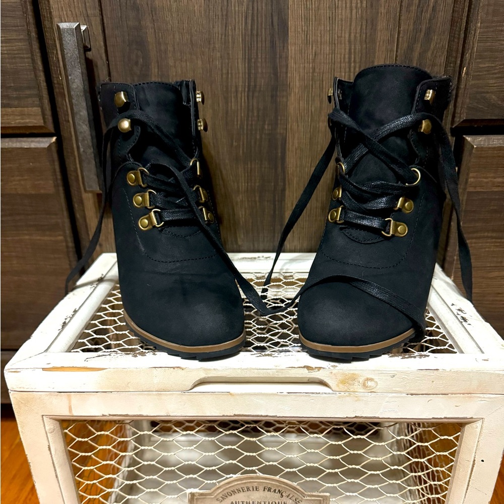 Nautica size 8 wedge booties. Excellent shape.